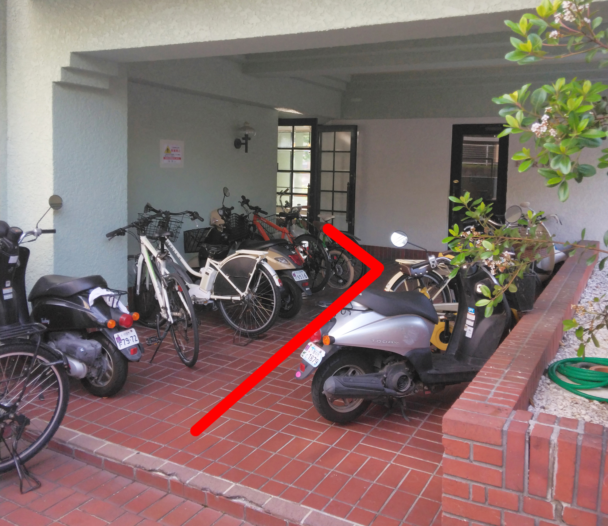 駐輪場に自転車を止めて奥へと進むとエレベーターホールになります